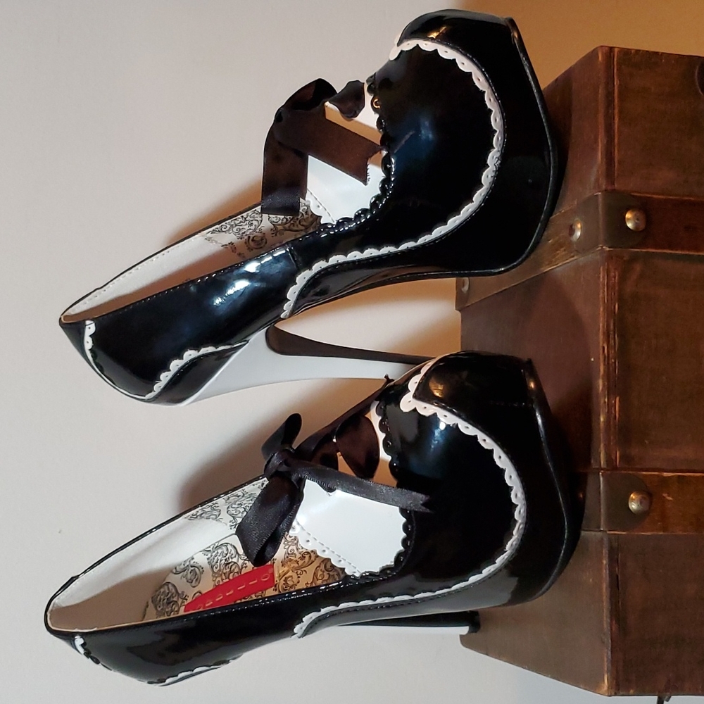Bordello Black Sexy ❤️ Wing Tip 😈 White Patent leather 💥 HOT Stilettos 😍Fun